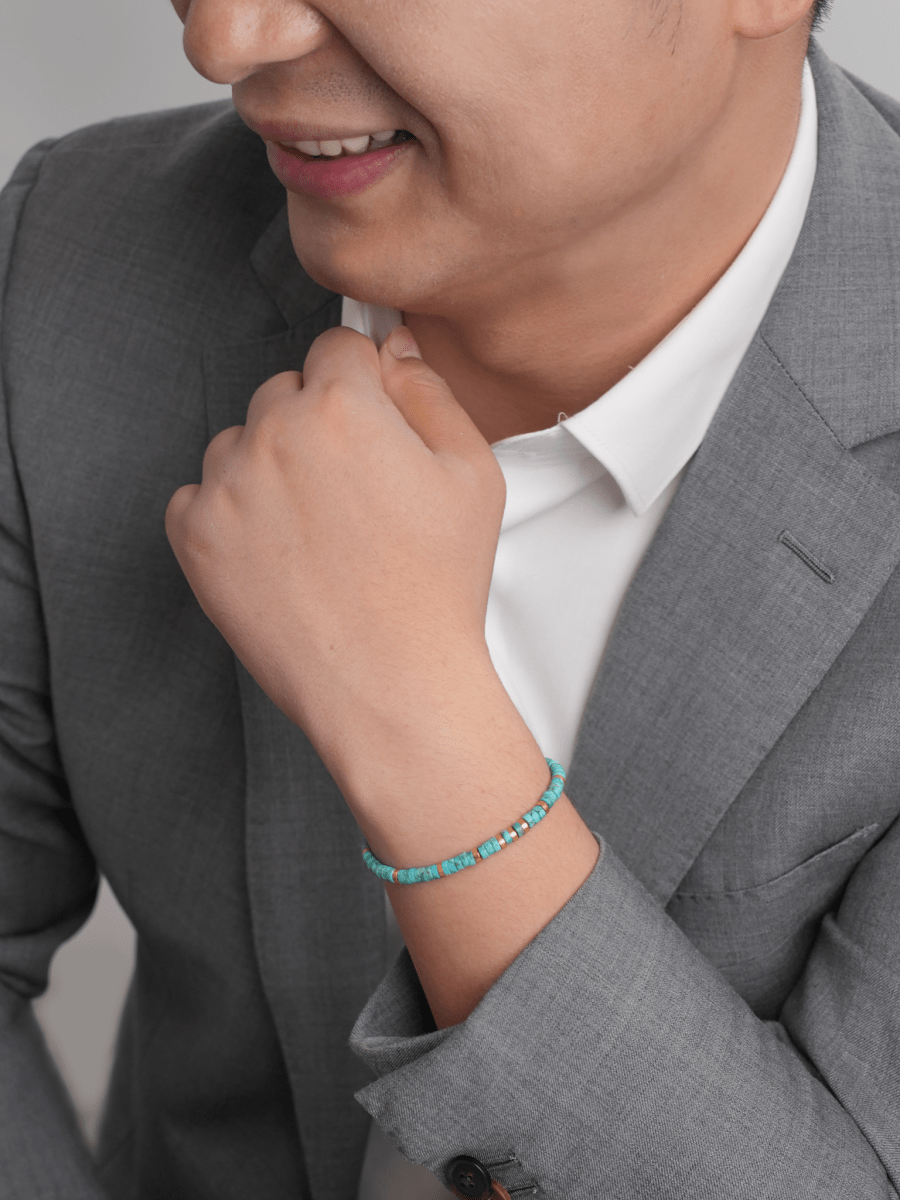 Model wearing BEAMMORE turquoise beaded gold-plated sterling silver bracelet – Elegant unisex jewelry gift for everyday wear