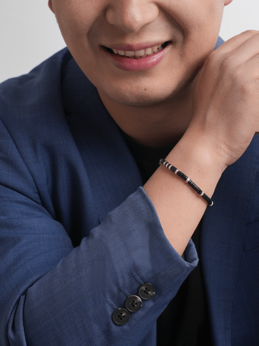 Model wearing BEAMMORE lapis & onyx beaded sterling silver bracelet – Elegant unisex jewelry gift for everyday wear