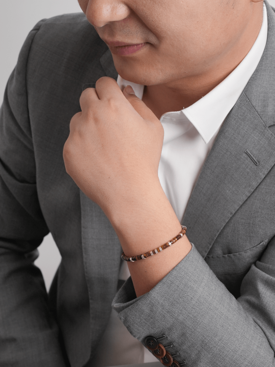 Model wearing BEAMMORE tiger’s eye beaded sterling silver bracelet – Elegant unisex jewelry gift for everyday wear