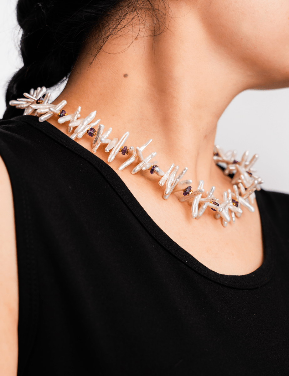 Model wearing BEAMMORE amethyst & Biwa pearl beaded gold-plated sterling silver necklace – Elegant birthstone jewelry gift for women