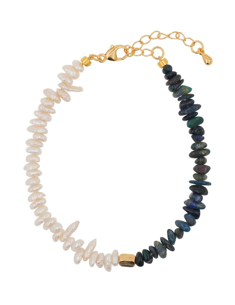 Close-up of faceted 5mm black opal beads, pearls, and gold-plated 925 silver spacer beads in bracelet – BEAMMORE craftsmanship