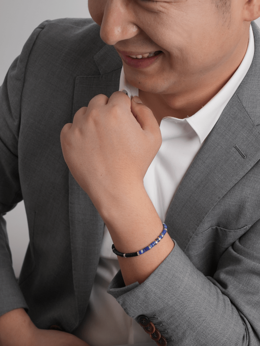 Model wearing BEAMMORE lapis & onyx beaded sterling silver bracelet – Elegant unisex jewelry gift for everyday wear