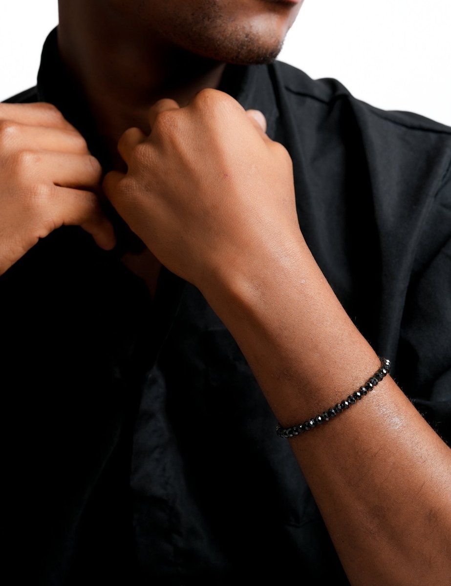 Model wearing BEAMMORE black onyx faceted 4×6mm bracelet – Clean, modern style