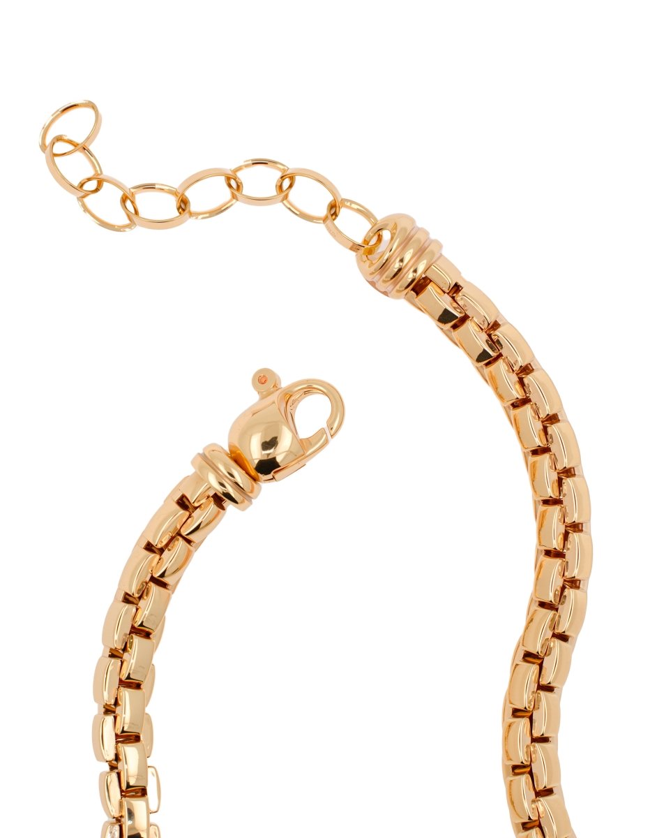 Close-up of box chain links and secure lobster clasp in necklace – BEAMMORE craftsmanship