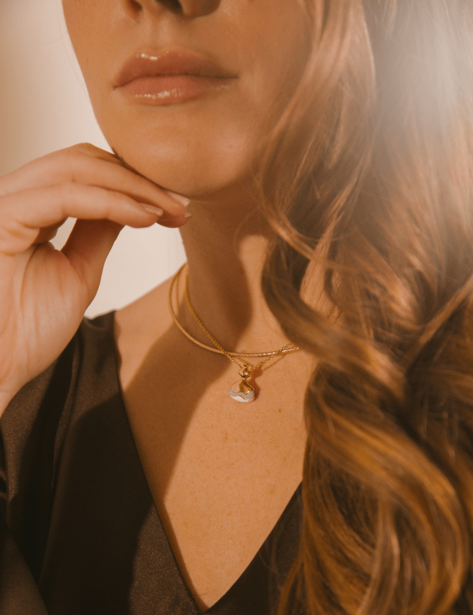 Model wearing BEAMMORE moonstone beaded necklace – Elegant birthstone jewelry gift for women