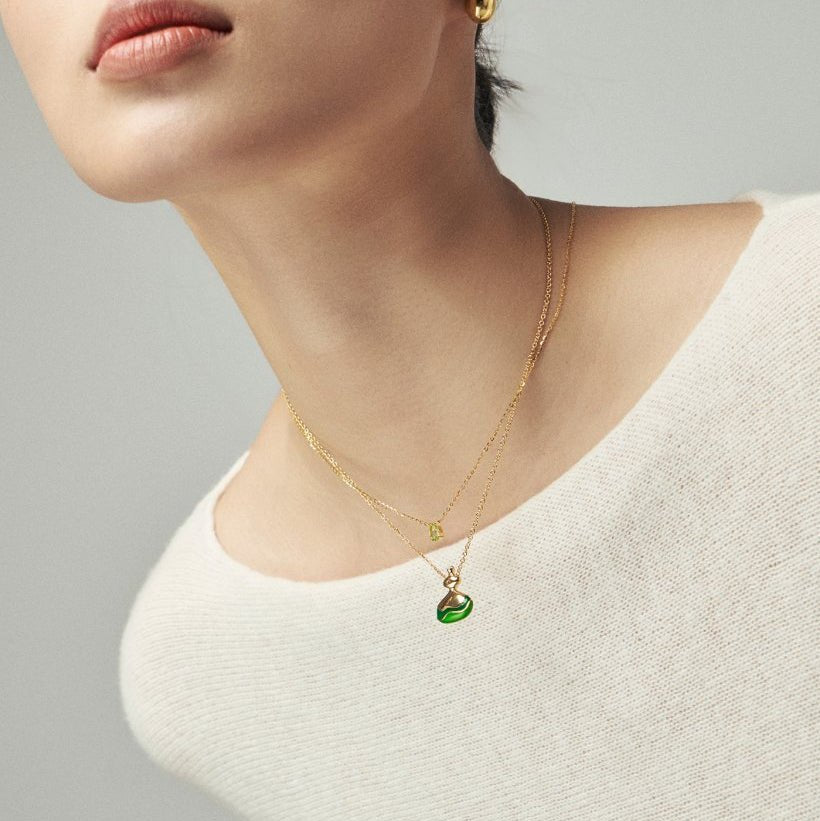 Model wearing BEAMMORE gourd-inspired HuLu necklace with peridot – Elegant and meaningful jewelry gift for women