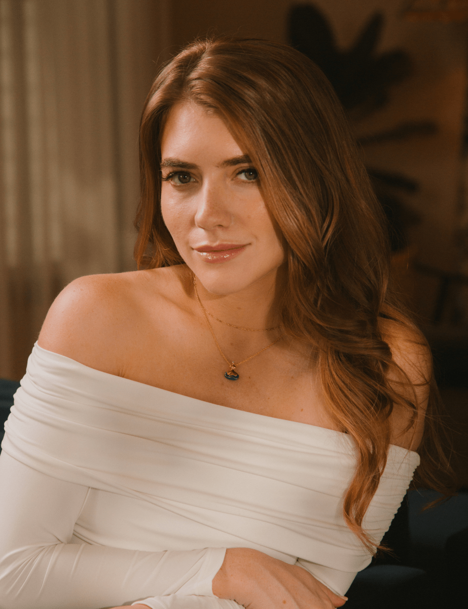 Model wearing BEAMMORE turquoise beaded necklace – Elegant birthstone jewelry gift for women