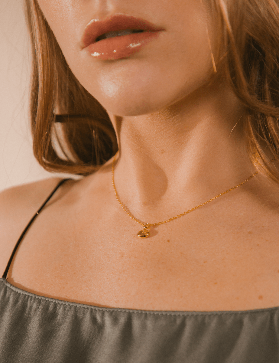 Model wearing BEAMMORE gemstone beaded necklace – Elegant birthstone jewelry gift for women