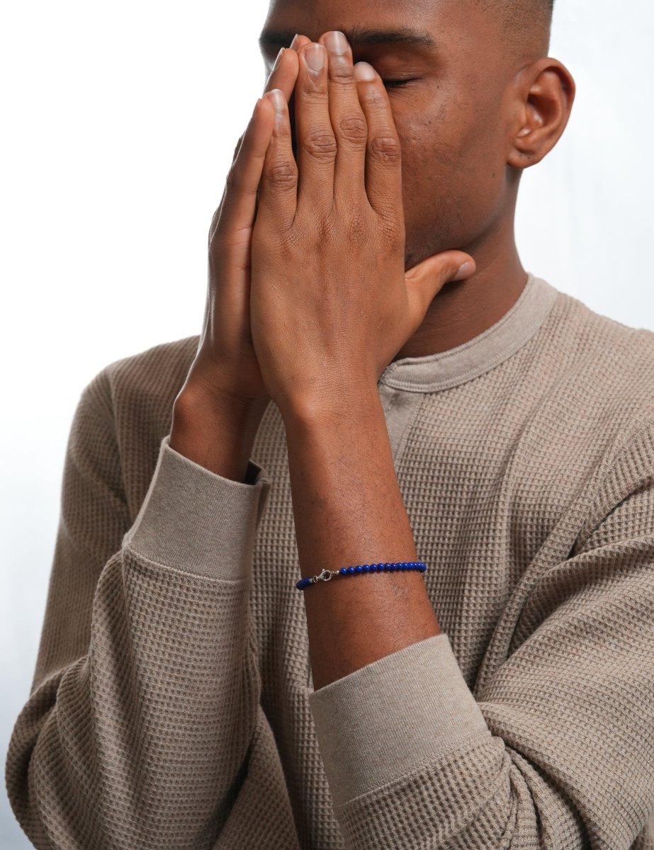 Model wearing BEAMMORE lapis lazuli beaded bracelet – Elegant birthstone jewelry gift for men