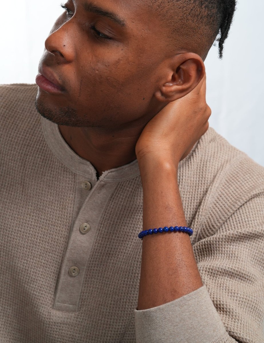 Model wearing BEAMMORE lapis lazuli beaded sterling silver bracelet – Elegant birthstone jewelry gift for men