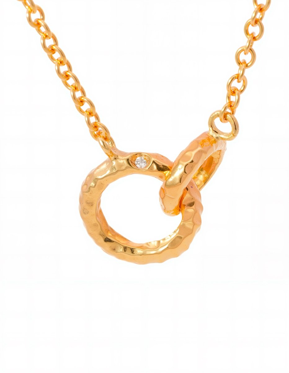 Close-up of interlocking links with diamond accent and secure clasp in necklace – BEAMMORE craftsmanship