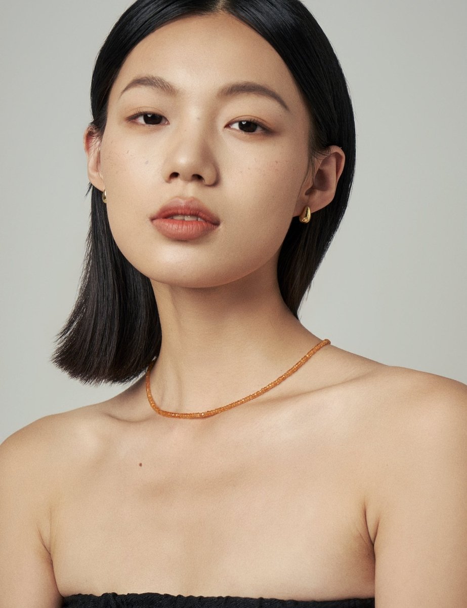 Model wearing BEAMMORE orange garnet beaded necklace – Elegant birthstone jewelry gift for women