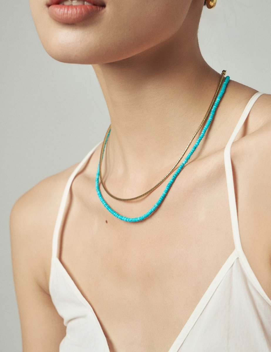 Model wearing BEAMMORE turquoise faceted beaded necklace – Elegant birthstone jewelry gift for women