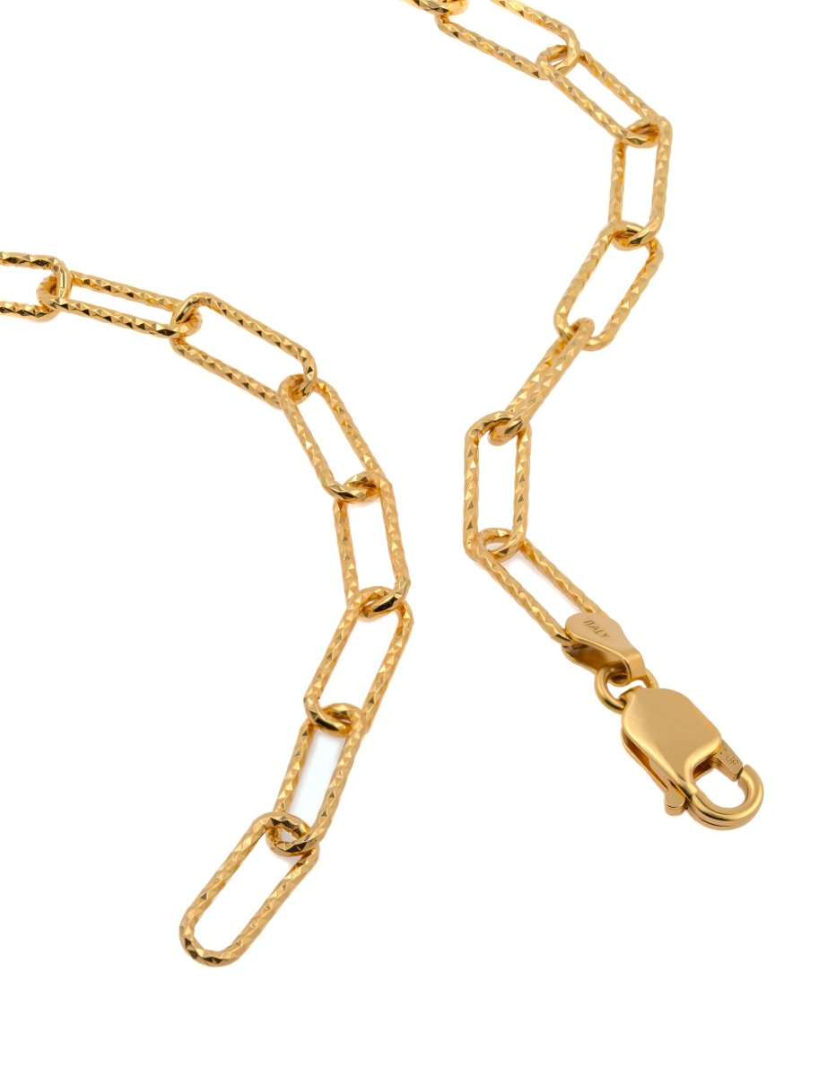 Close-up of rounded rolo links and secure lobster clasp in necklace – BEAMMORE craftsmanship
