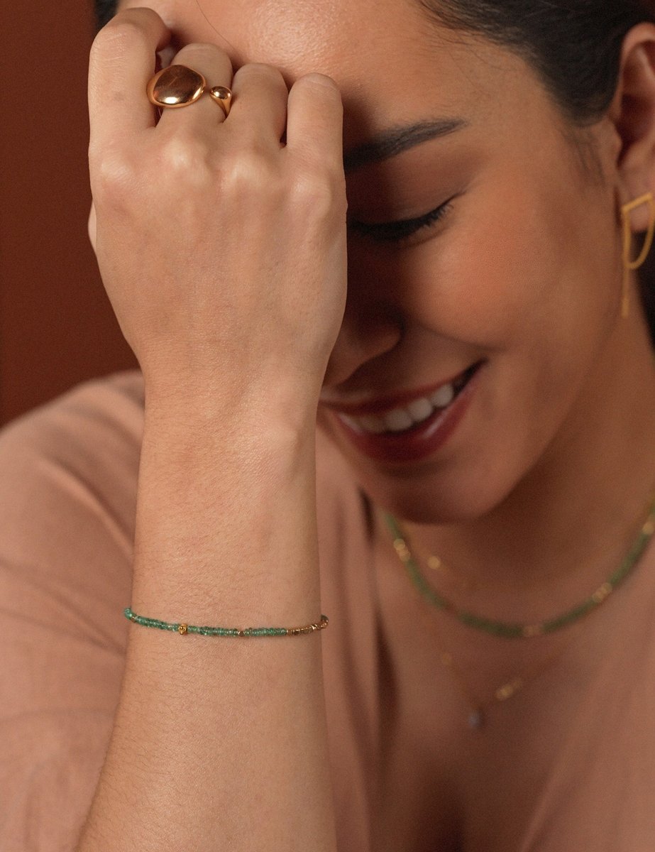 Model wearing BEAMMORE emerald Garden Light beaded 18K gold bracelet – Elegant birthstone jewelry gift for women