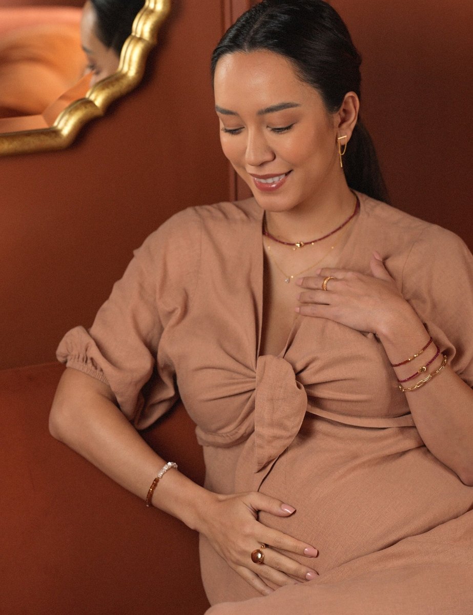 Model wearing BEAMMORE ruby beaded 18K gold bracelet with center gold bead – Elegant birthstone jewelry gift for women