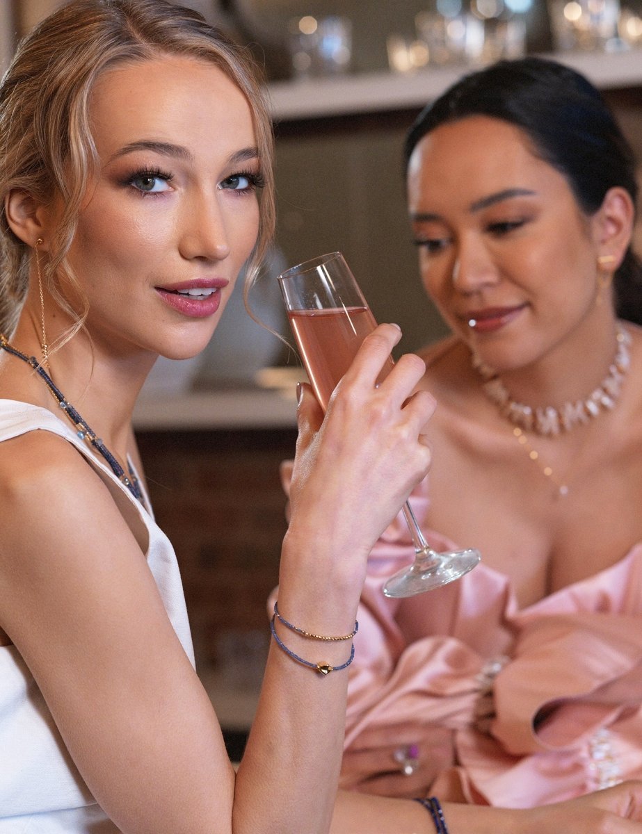 Model wearing BEAMMORE sapphire beaded 18K gold bracelet – Elegant birthstone jewelry gift for women