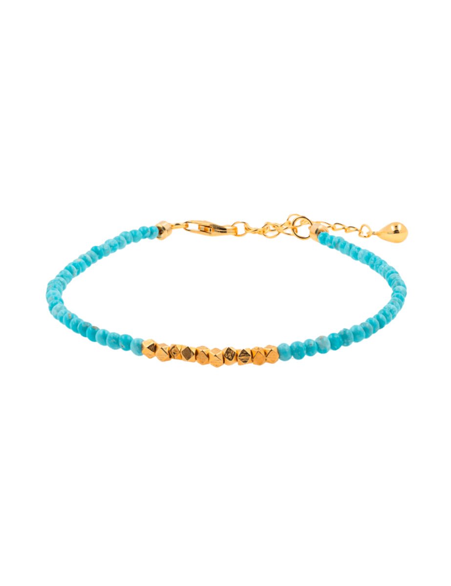 Close-up of turquoise beads and gold spacer beads in bracelet – BEAMMORE craftsmanship