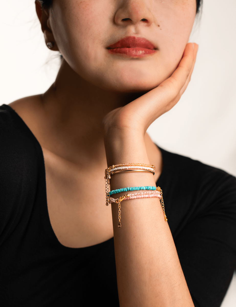 Model wearing BEAMMORE turquoise beaded sterling silver bracelet – Elegant jewelry gift for women