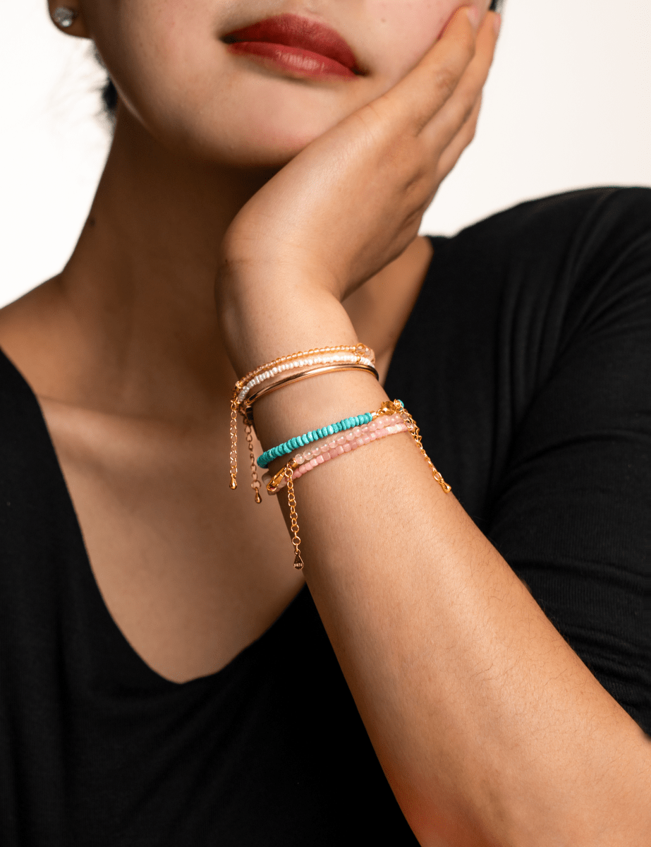 Model wearing BEAMMORE turquoise beaded sterling silver bracelet – Elegant jewelry gift for women